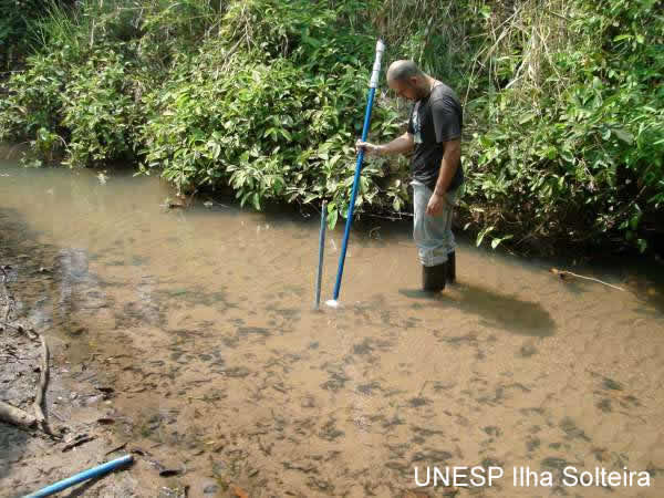 Medi&ccedil;&atilde;o de vaz&atilde;o evid&ecirc;nciando a baixa quantidade de &aacute;gua no Coqueiro em 26 de setembro de 2007